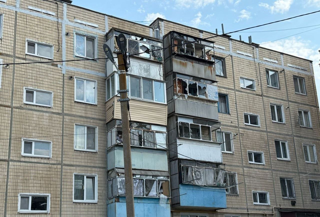 Поврежденная многоэтажка в Никополе