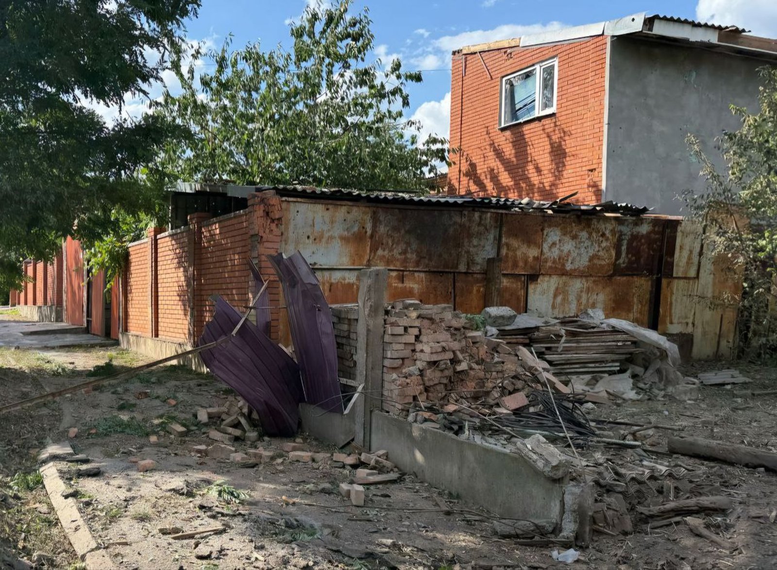 Зруйнована інфраструктура після обстрілу в Дніпропетровській області