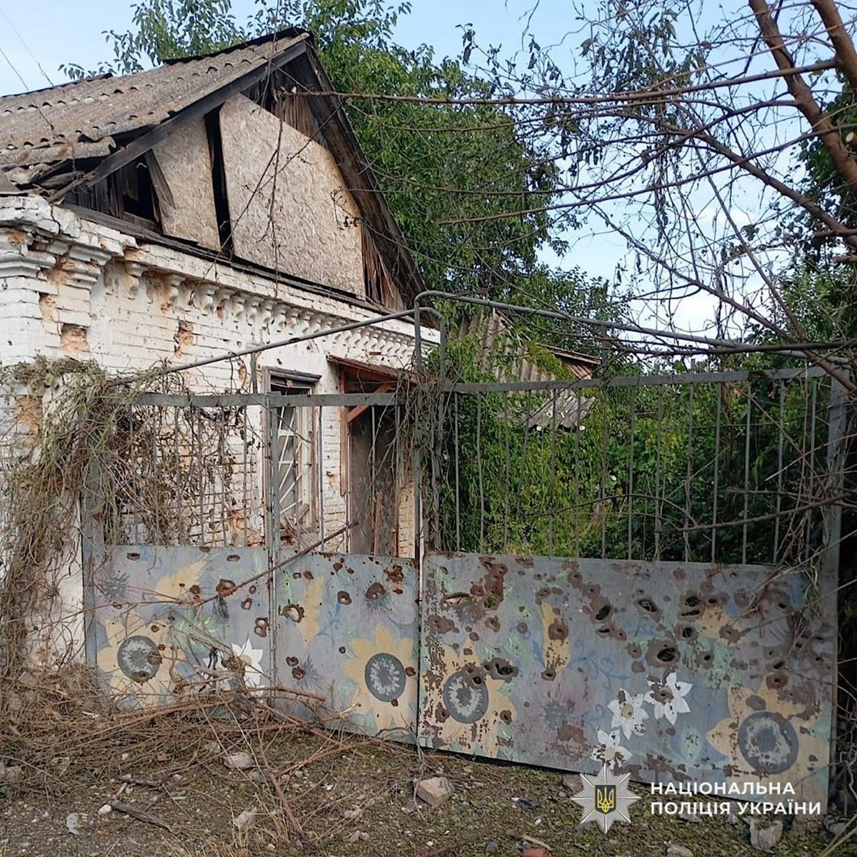 Обстріли Последствия обстрелов Никополя и Марганца в Днепропетровской области - повреждены дома и транспорт