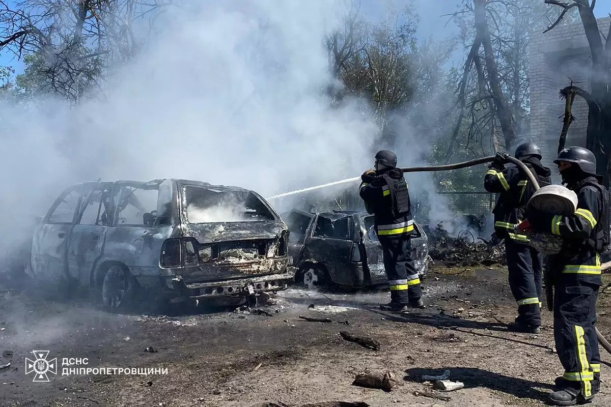 ДСНС Зруйновані будівлі після ракетного обстрілу Васильківської громади на Дніпропетровщині – фото ДСНС
