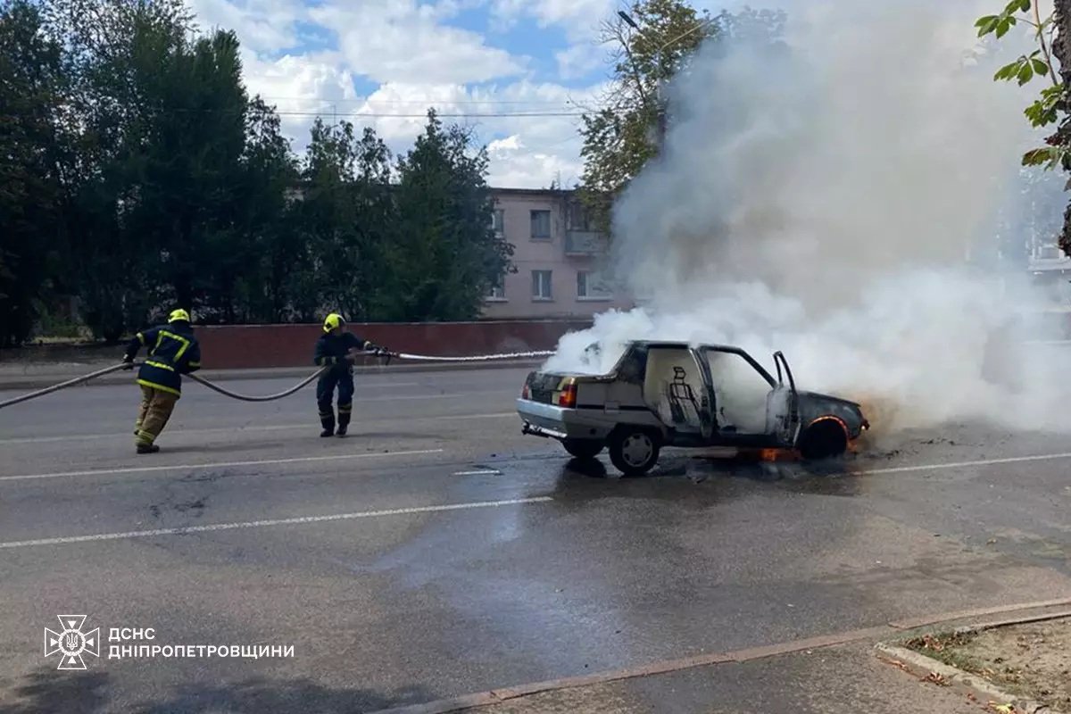 ДСНС У Кривому Розі сталася пожежа легкового автомобіля.