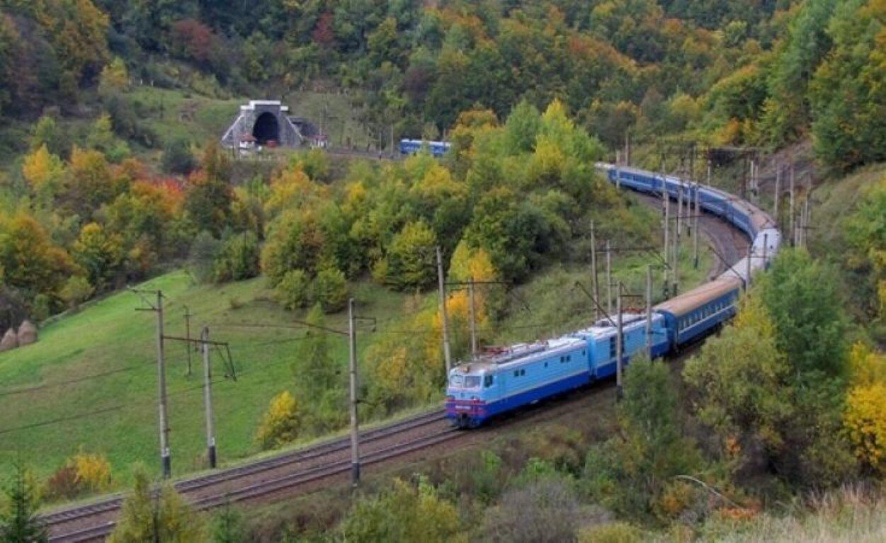 поїздд Поїзд, який курсує через Дніпро до Закарпаття, змінить маршрут