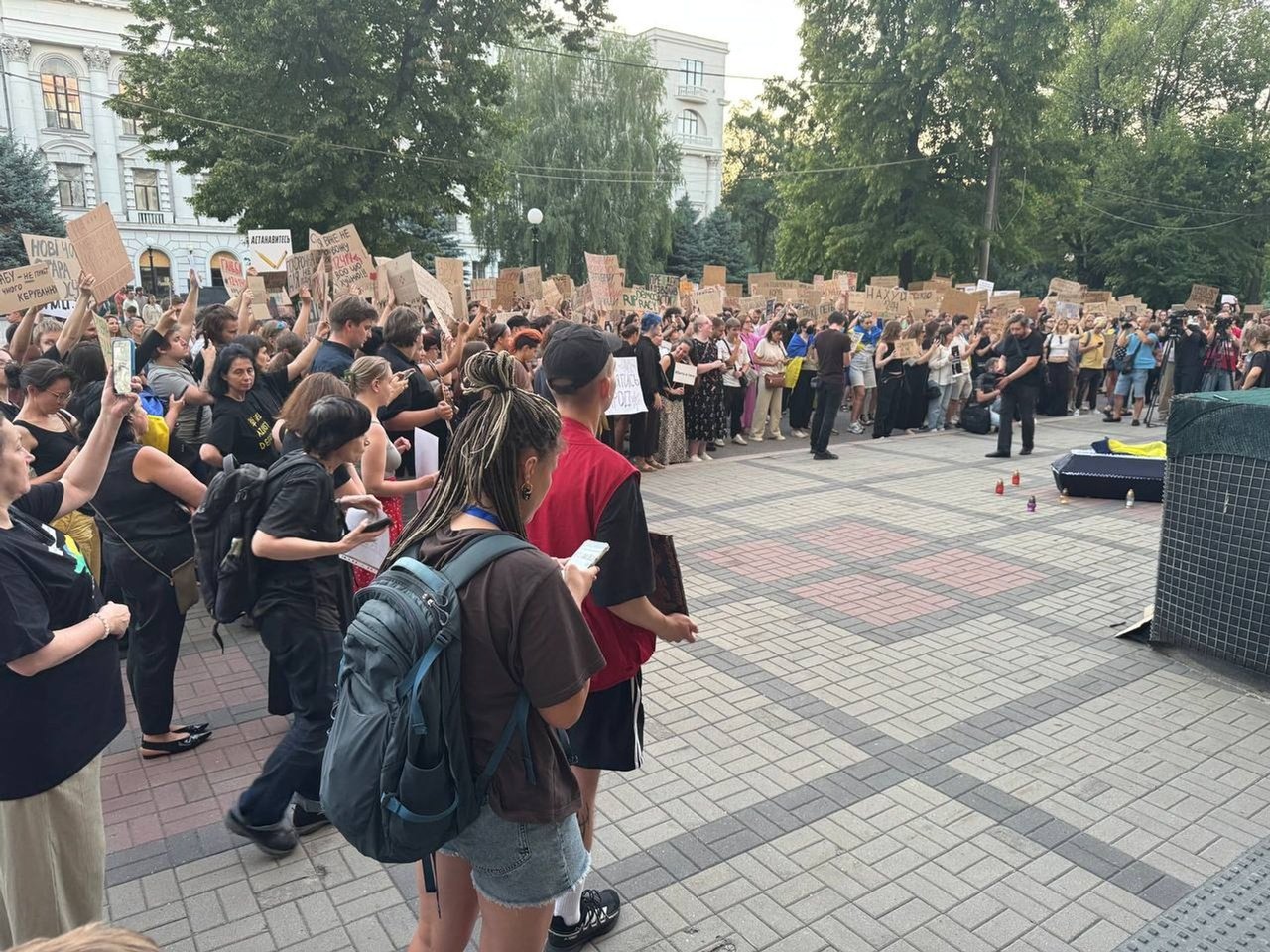 1920_11437_3IY0gWT5Ed Люди на акції протесту в Дніпрі