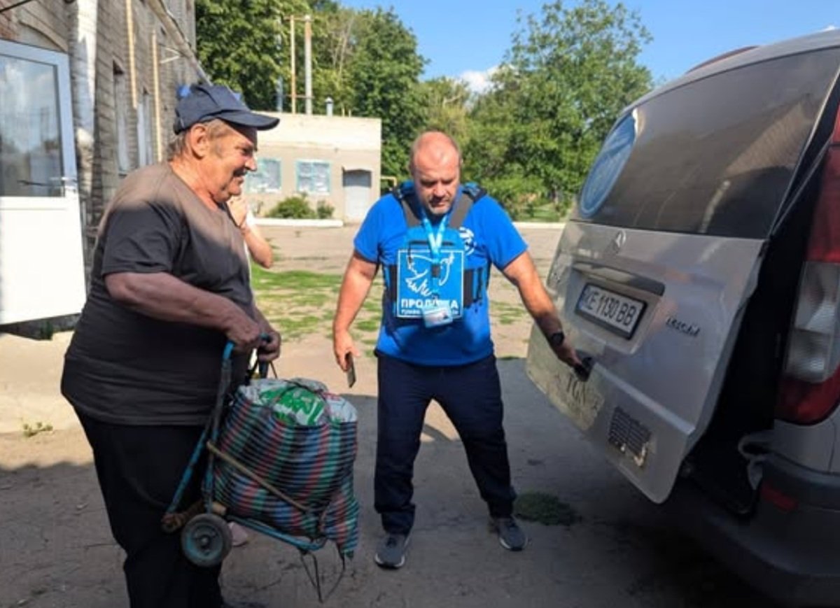 Эвакуация последнего жителя села Попутное Межевской общины на Днепропетровщине из-за обстрелов РФ