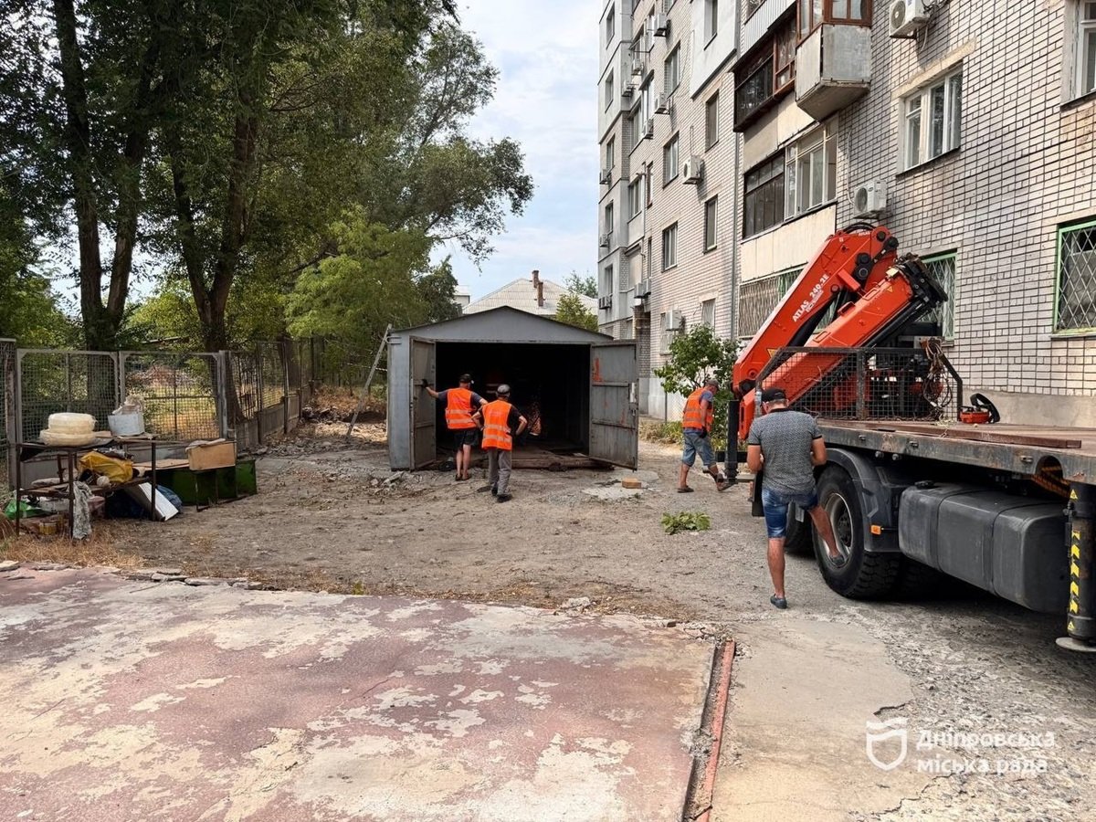 Демонтаж покинутих металевих гаражів у Дніпрі та облаштування дитячого майданчика.