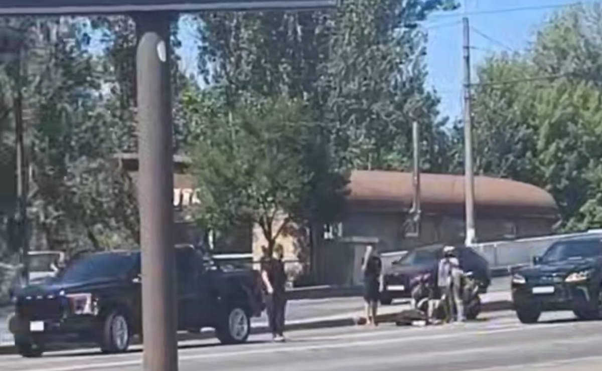 ДТП на Слобожанському проспекті у Дніпрі - мотоцикл збив пішоходів після зіткнення з Mazda