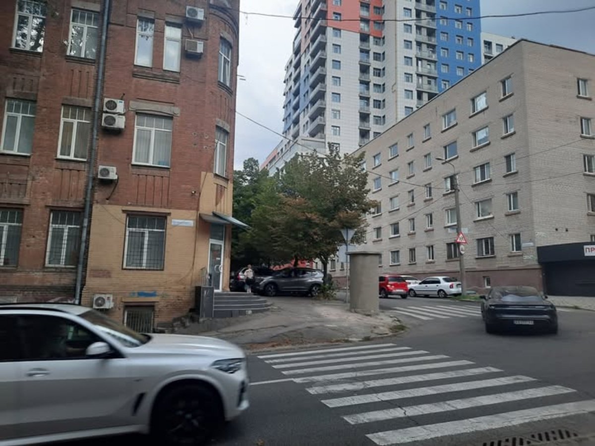 Нова афішна тумба у центрі Дніпра на розі вулиць Паторжинського та Моссаковського