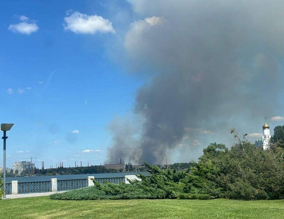 Масштабна пожежа на Лівому березі Дніпра, дим і попіл над містом