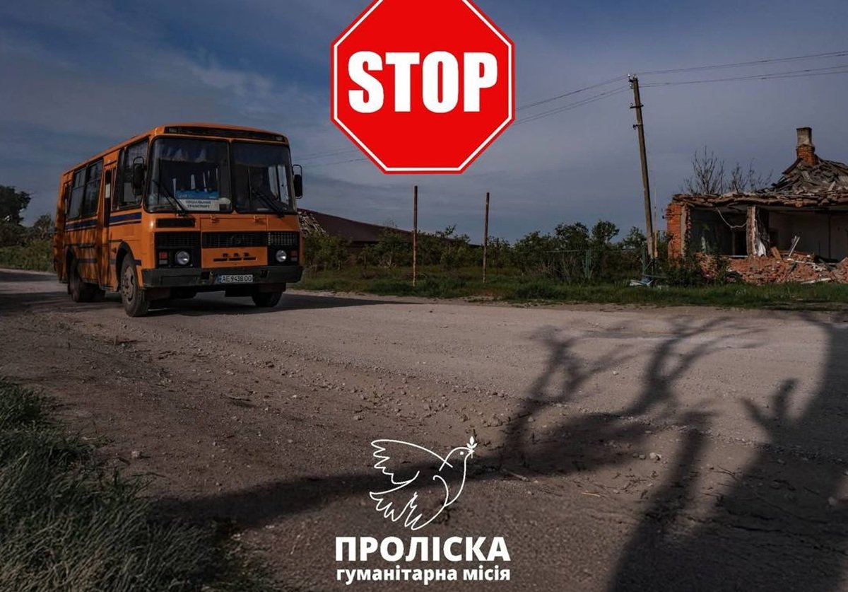 Автобус гуманитарной миссии «Подснежники» на маршруте в Днепропетровской области.