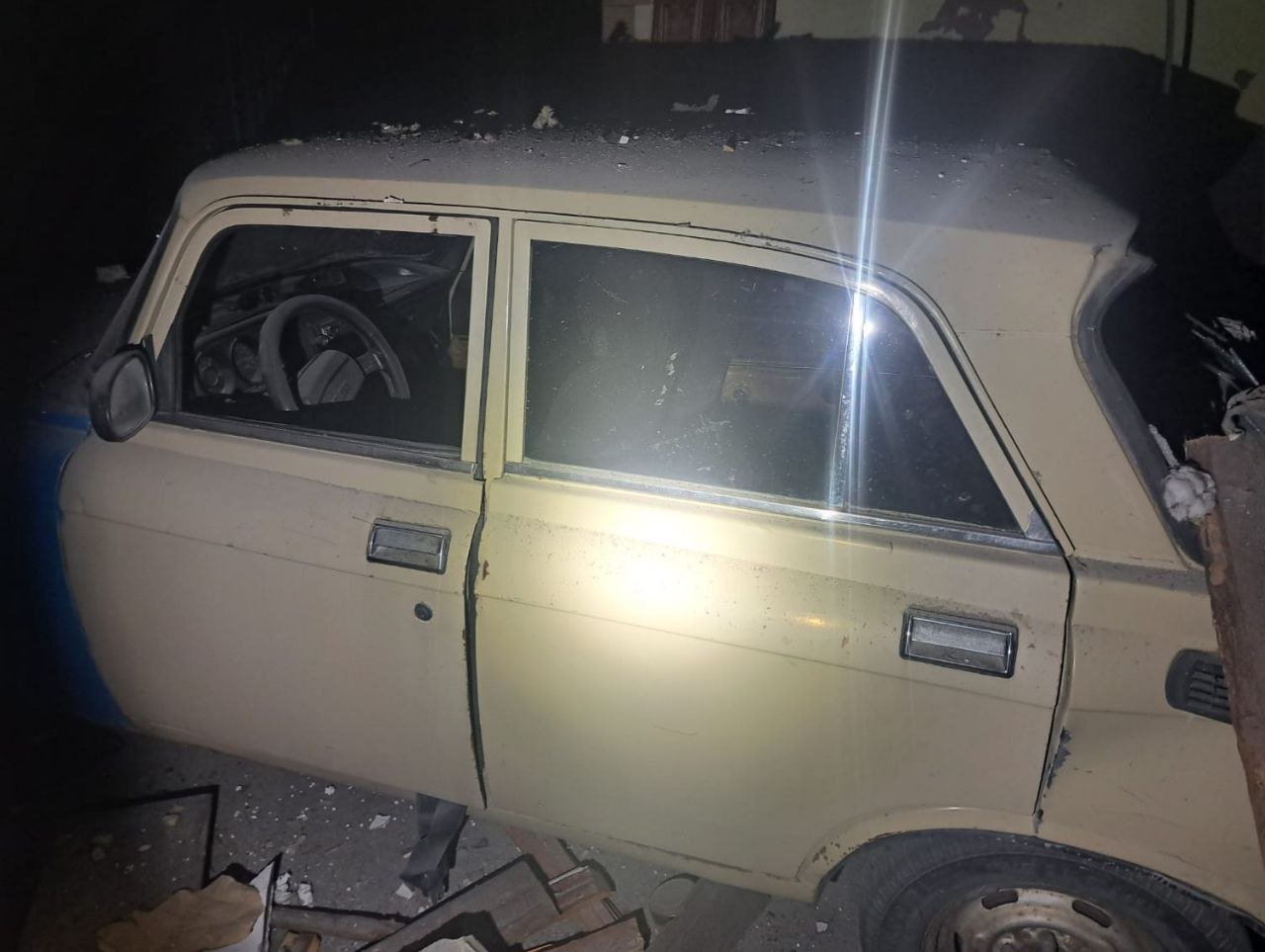 Поврежденное из-за обстрела авто
