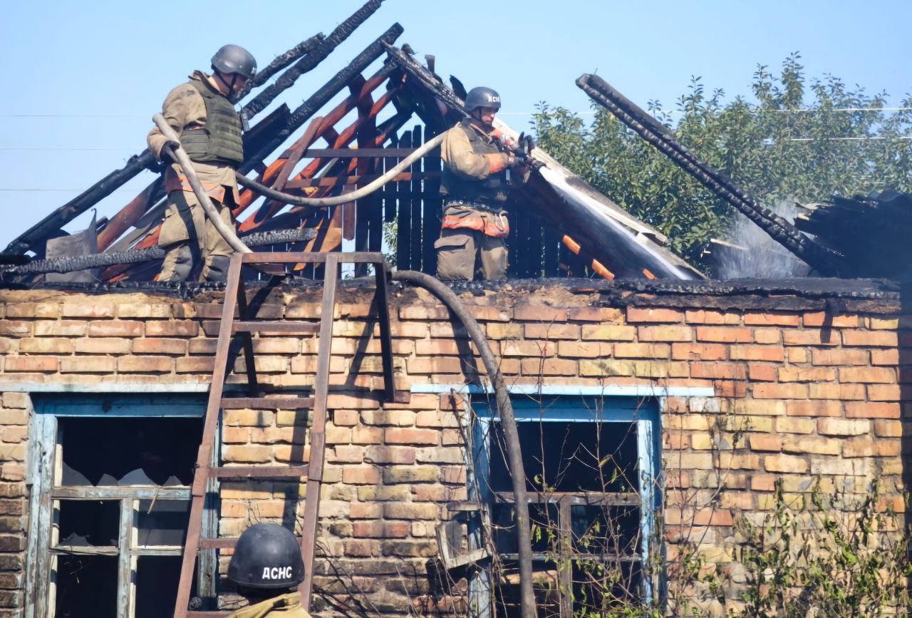 Рятувальники гасять будинок, який загорівся після атаки на Нікопольщині