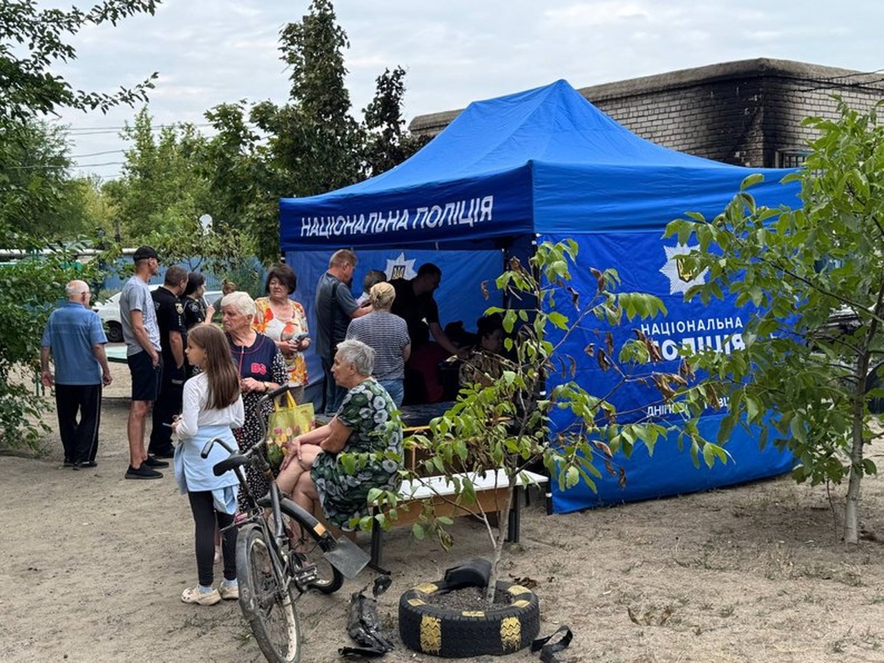Люди біля намету поліції в Дніпрі