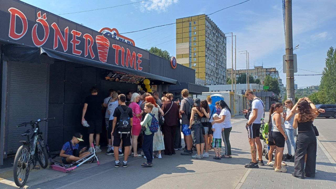 Черга біля точки з шаурмою в Дніпрі