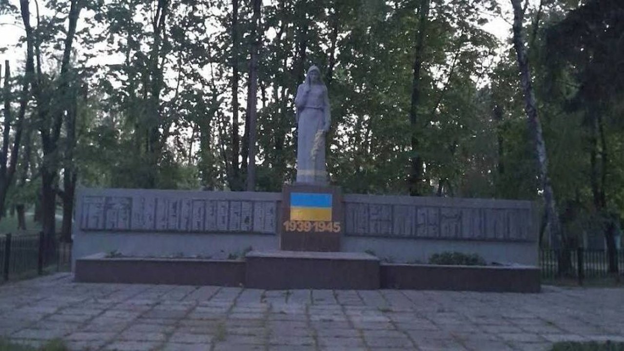 2___1977_923x519 Меморіал в селищі Яворницьке