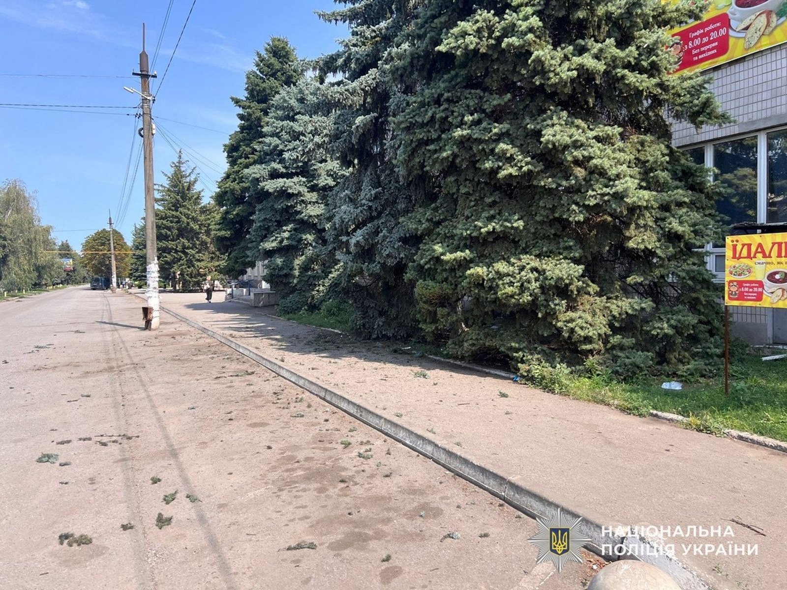 Поліція-1 Правоохоронці евакуюють поранену жінку до медичного закладу