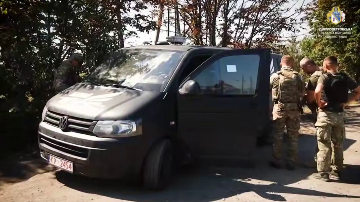 Евакуація Евакуація жителів Синельниківського району - броньовані авто і автобуси для вивезення населення