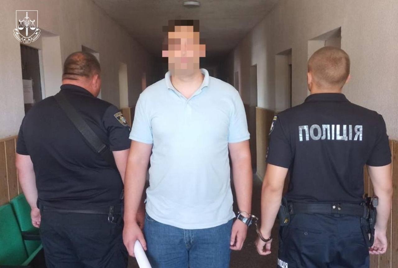 Сотрудники полиции и задержанный