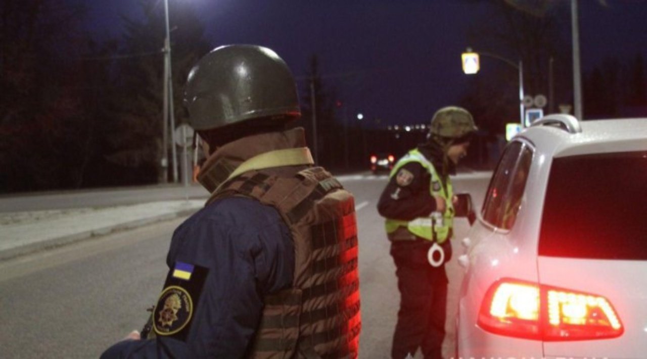 Поліція зупиняє порушників