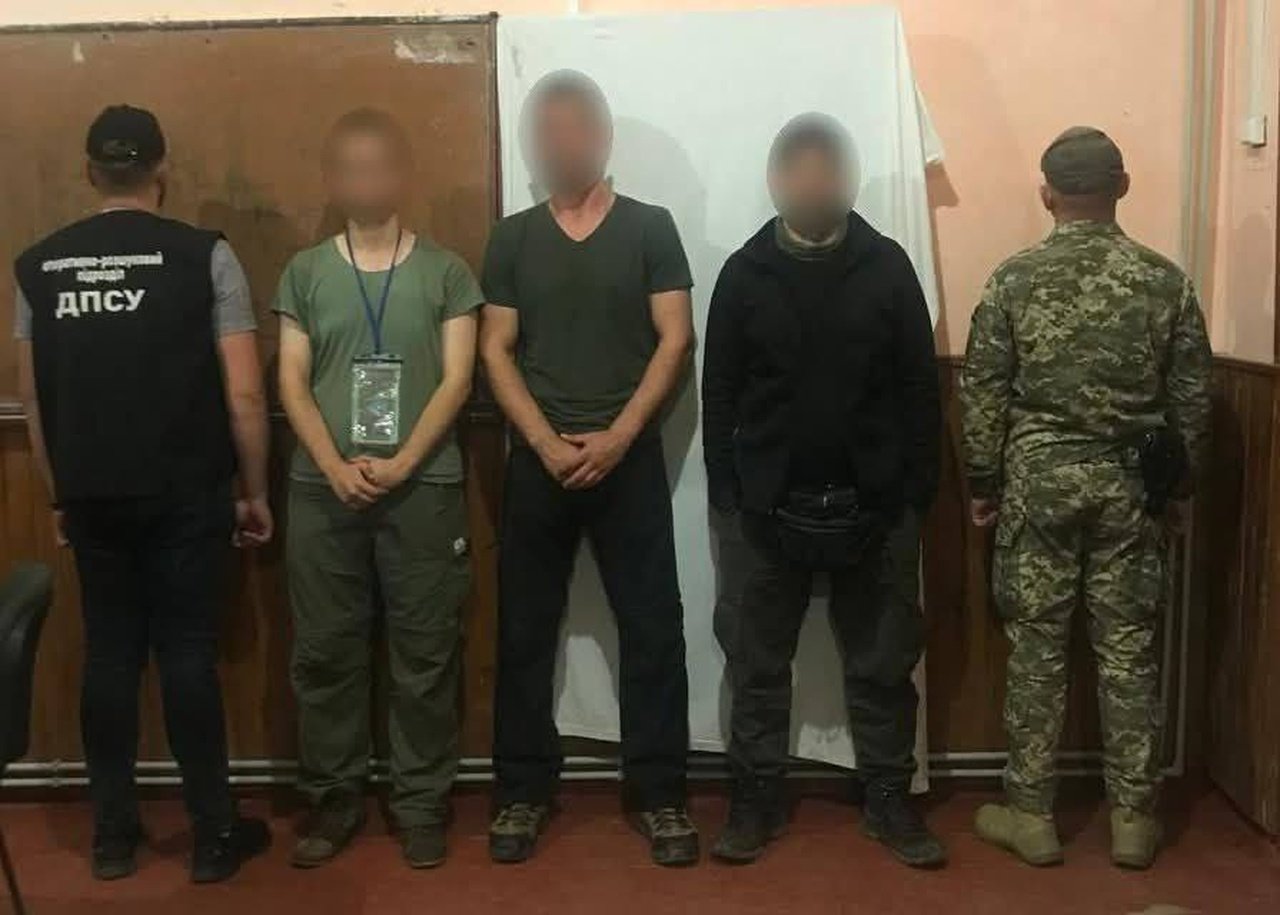 Чоловіки, яких затримали прикордонники
