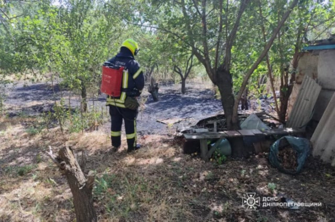 На Дніпропетровщині чоловік обпік ноги, рятуючи двір від пожежі