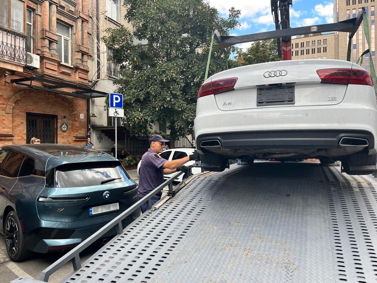Евакуація машини порушника в Дніпрі