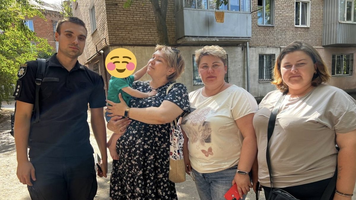 Соціальні працівники разом з немовлям у Кривому Розі