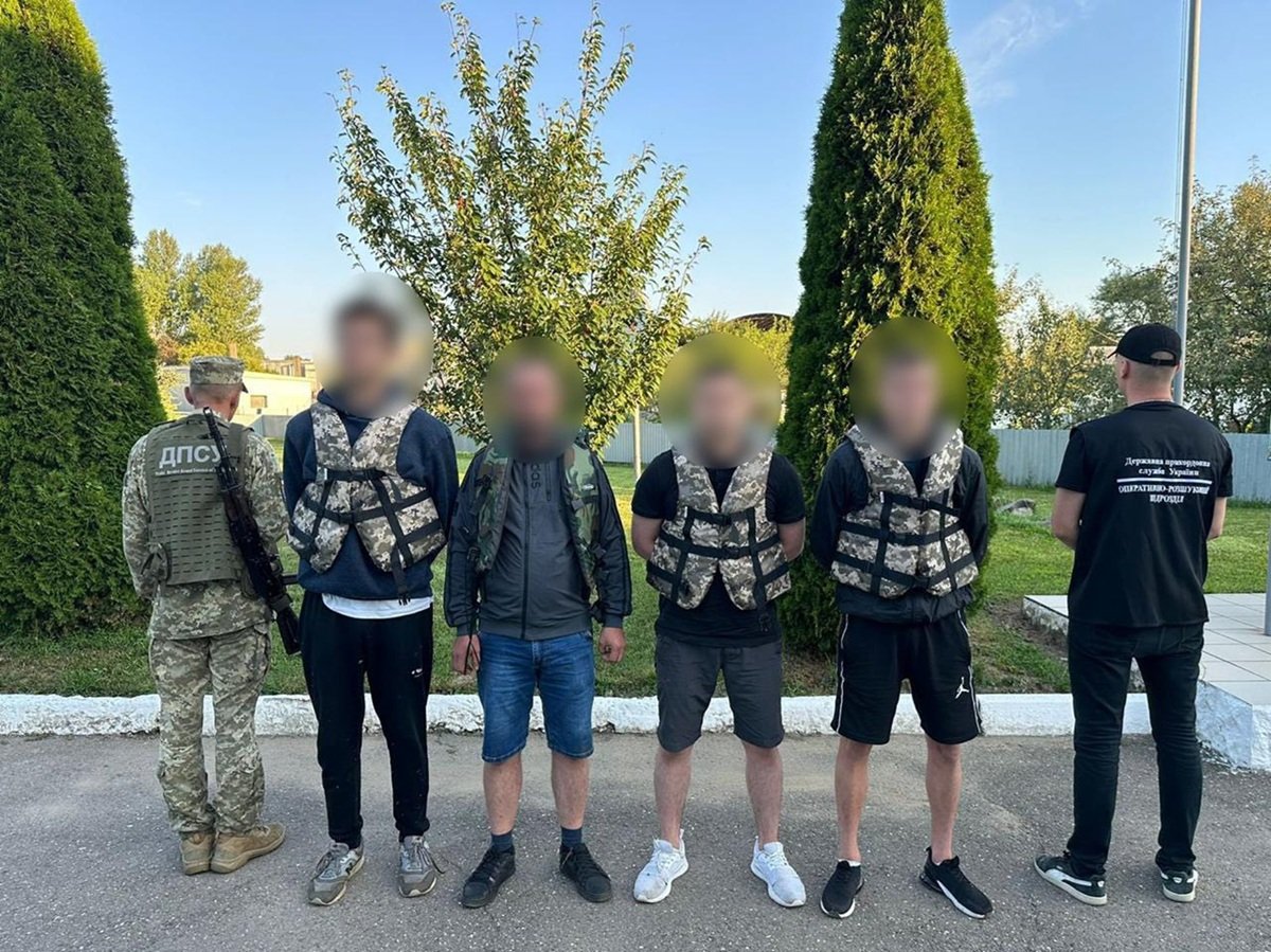 Затримання мешканця Дніпропетровщини та групи чоловіків на кордоні з Угорщиною прикордонниками Закарпаття.