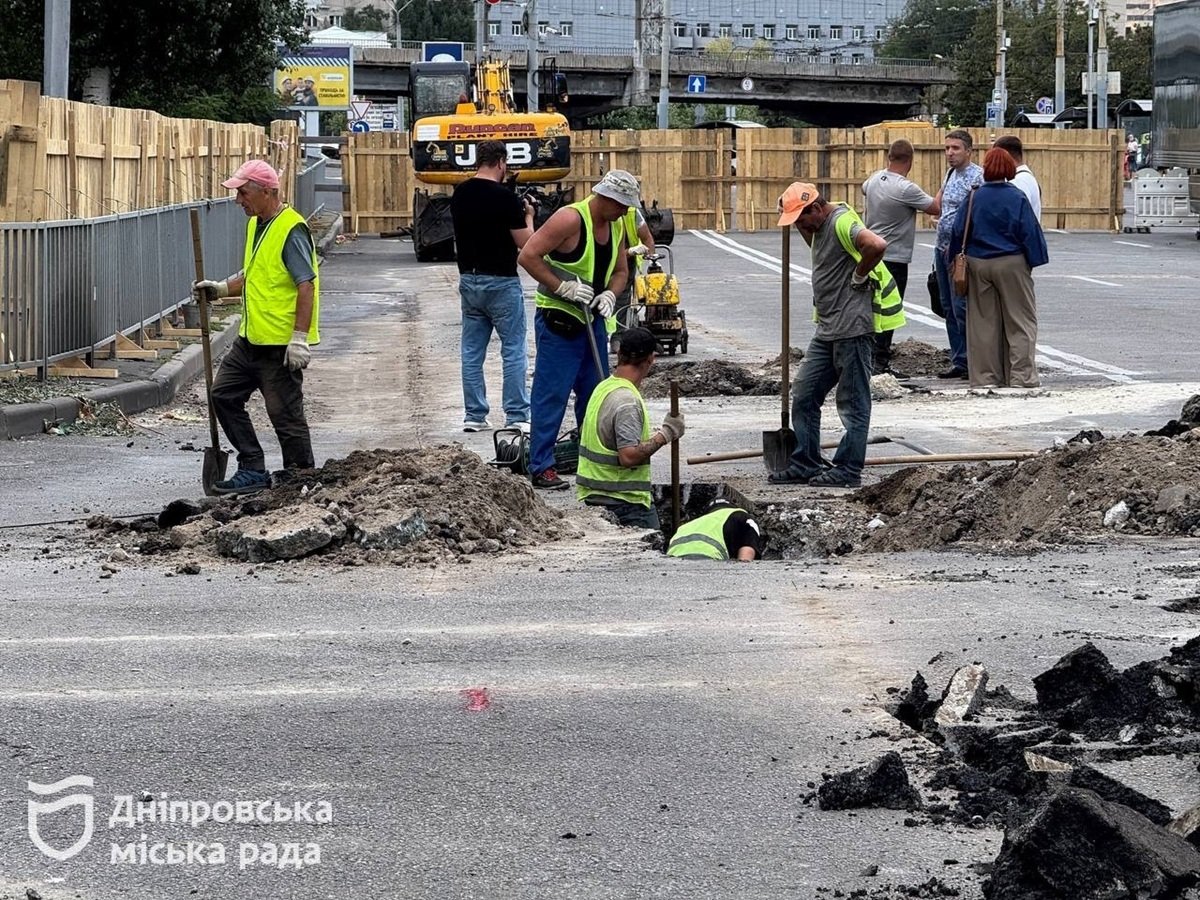 Ремонт зливової каналізації у центрі Дніпра, перекриття руху транспорту.