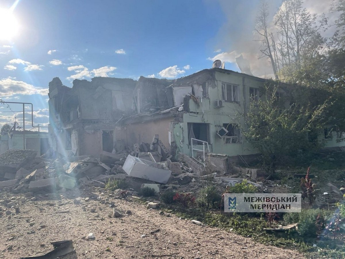 Межівська-рада Рятувальники знайшли загиблу жінку під завалами після удару КАБами по Межовій.