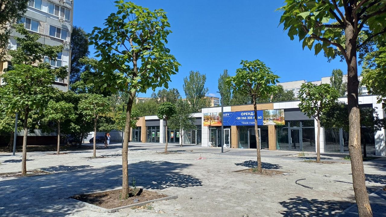 Торгівельні павільйони та сквер у Дніпрі