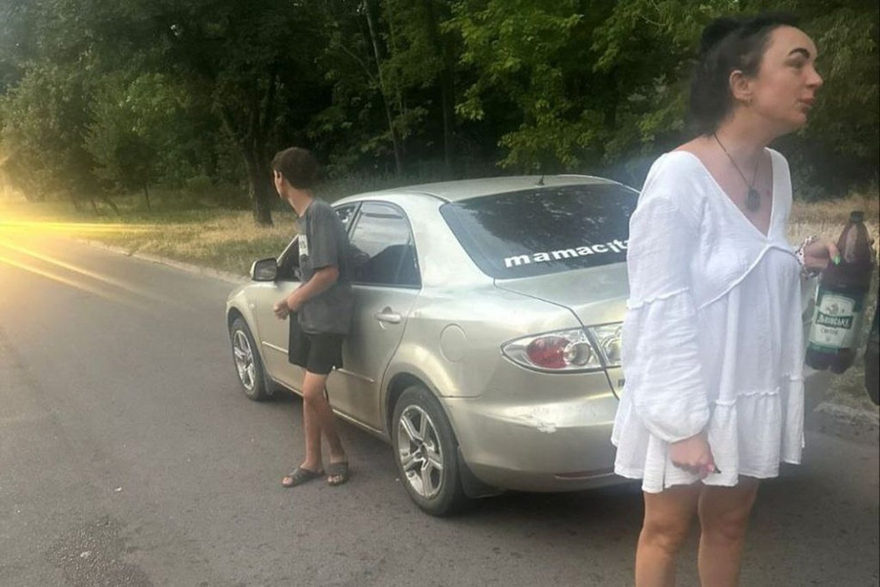 Анастасія та її похресник біля авто