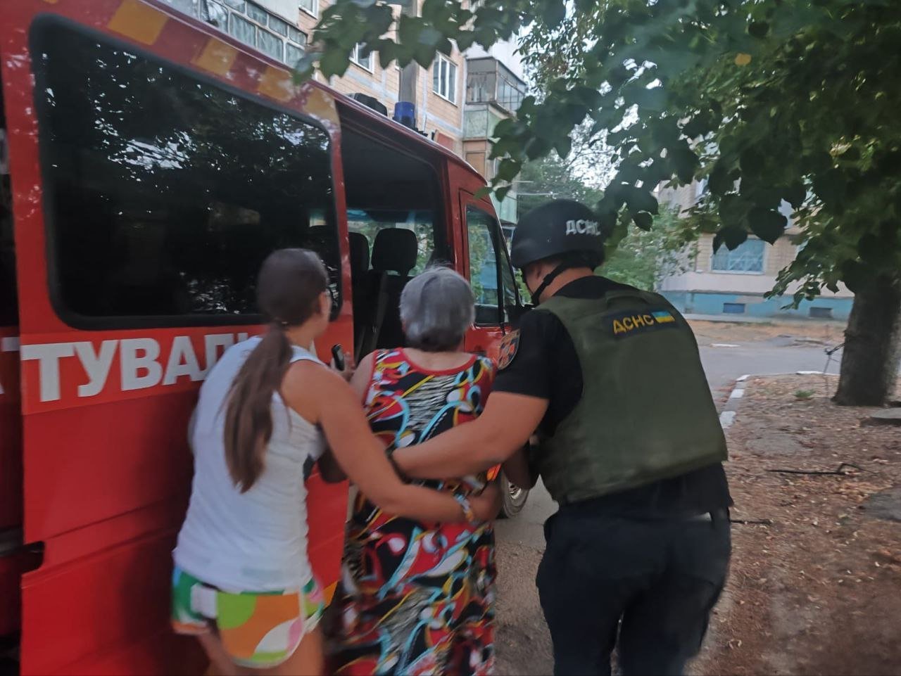 Рятувальники разом з постраждалою жінкою в Нікополі