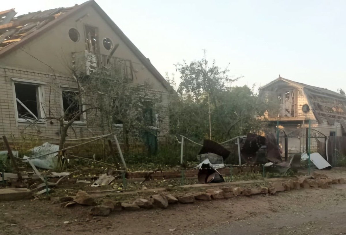 Спасатели ликвидируют последствия обстрелов на Синельниковщине: повреждены дома и транспорт.