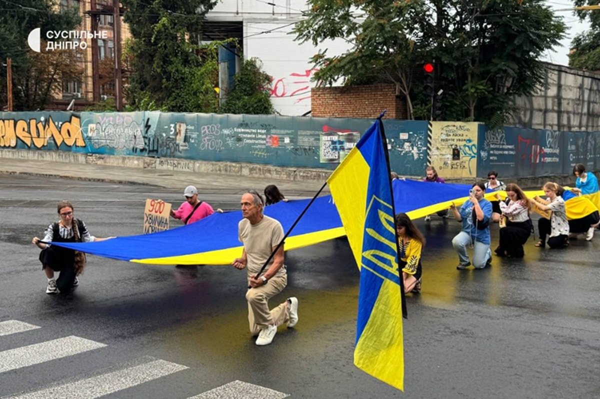 Акція Розгортання 15-метрового прапора у Дніпрі під час акції пам’яті загиблих військовослужбовців