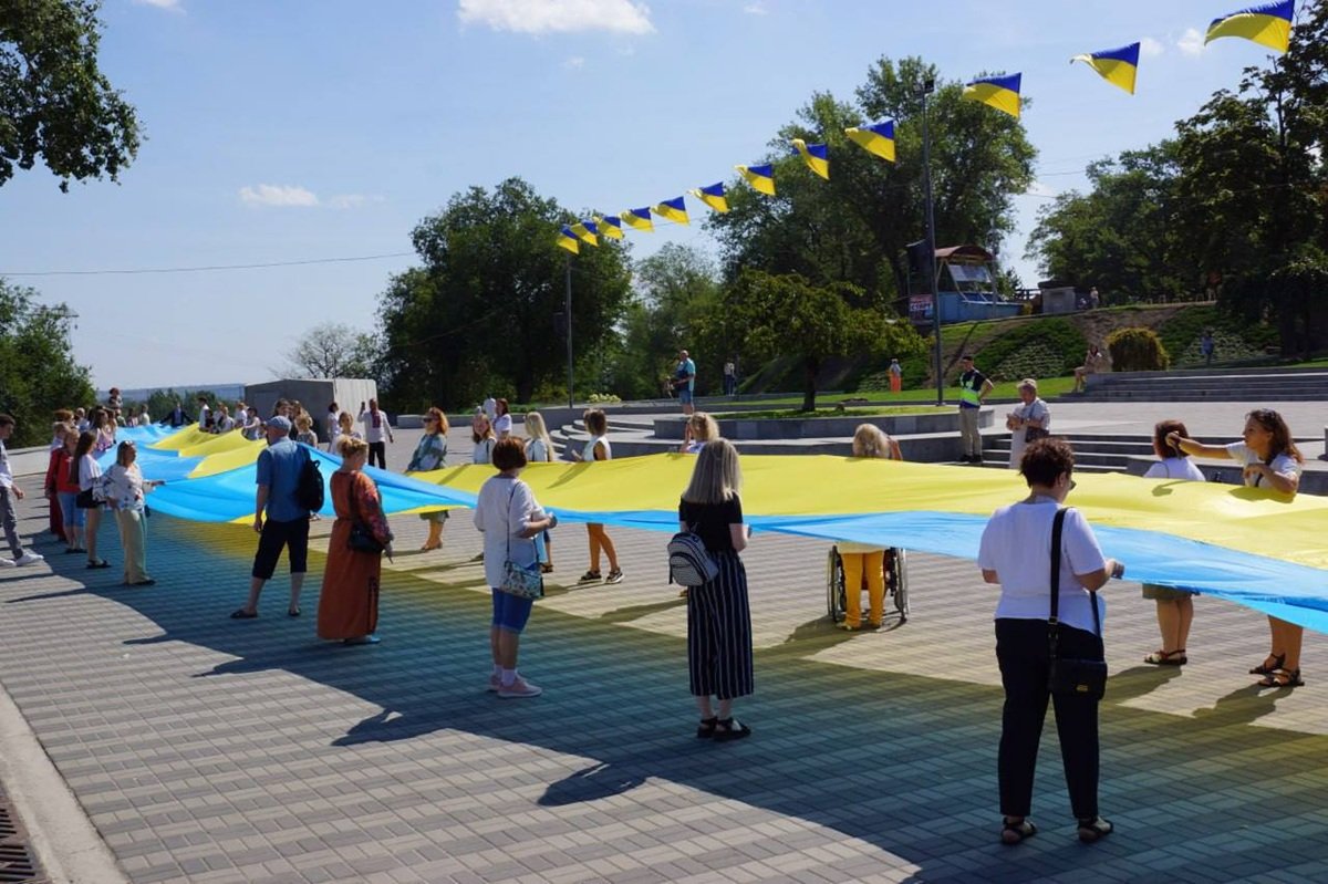 Прапор Рекордний 50-метровий прапор України над Дніпром під час патріотичної акції.
