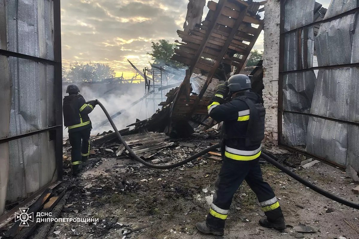ДСНС У ДСНС показали наслідки нічних ударів по Павлограду та Синельниківському району