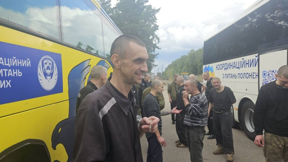 Полон Бывший мэр Херсона Владимир Николаевенко после освобождения из российского плена.