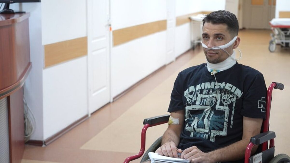 "Перерезали горло и бросили в яму к замученным украинцам": в Днепре спасают сбежавшего из плена РФ бойца