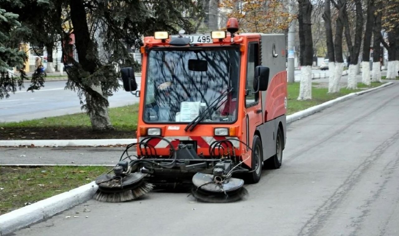Машина убирает дороги в Днепре.