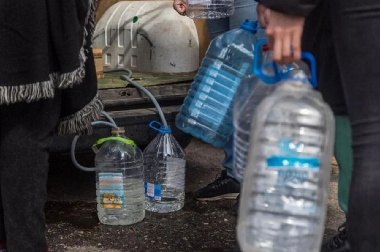 Люди набирають воду