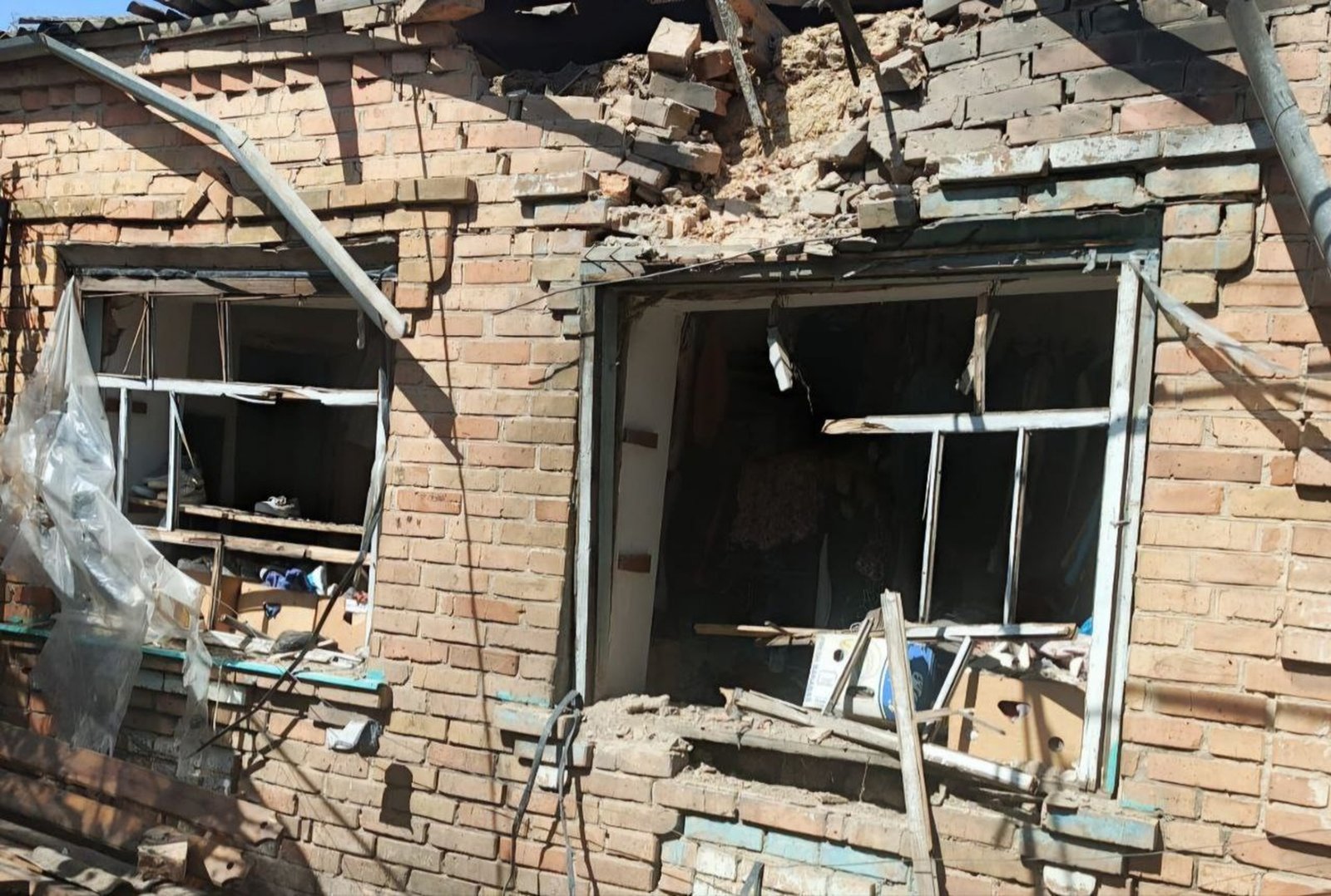 Пошкоджені житлові будинки після атаки на Синельниківський район