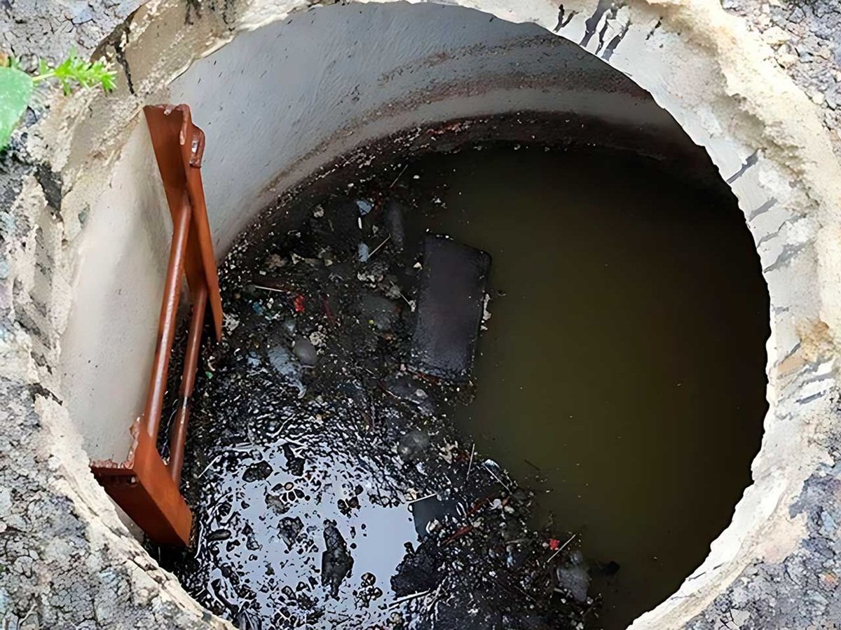 Нещасний випадок Обухівка 29 серпня чоловік загинув у вигрібній ямі рятувальники на місці.