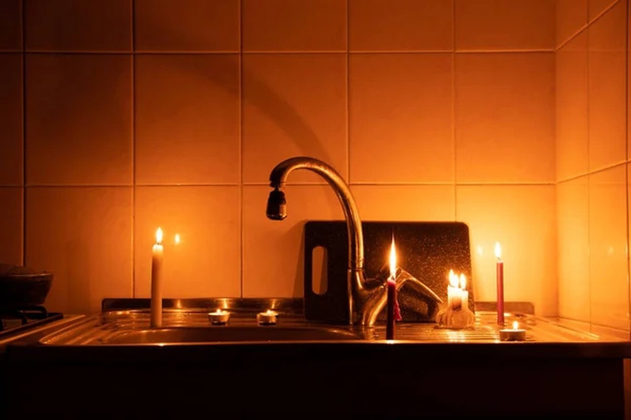 depositphotos_616438762-stock-photo-apartment-electricity-kitchen-candlelight-ukraine Відключення світла
