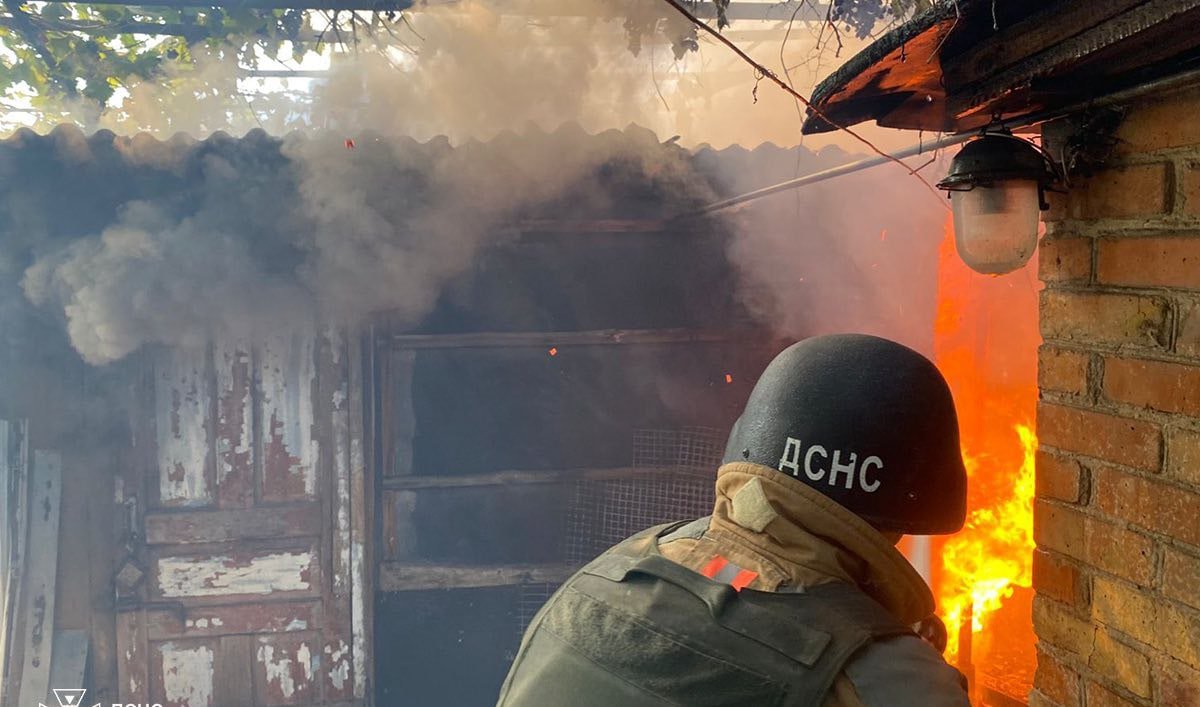 дснс Рятувальники на місці пожежі