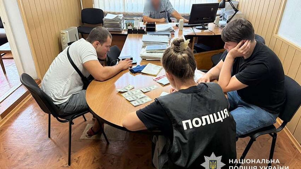 kCPFqQy8I-OeNSaw6mdiSLwLt96M6VeT Затримання ділків, які продавали вступ до університету в Дніпрі