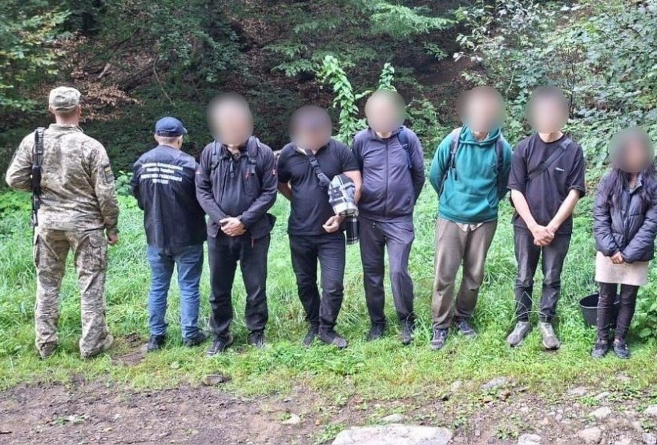 Задержанные мужчины на границе
