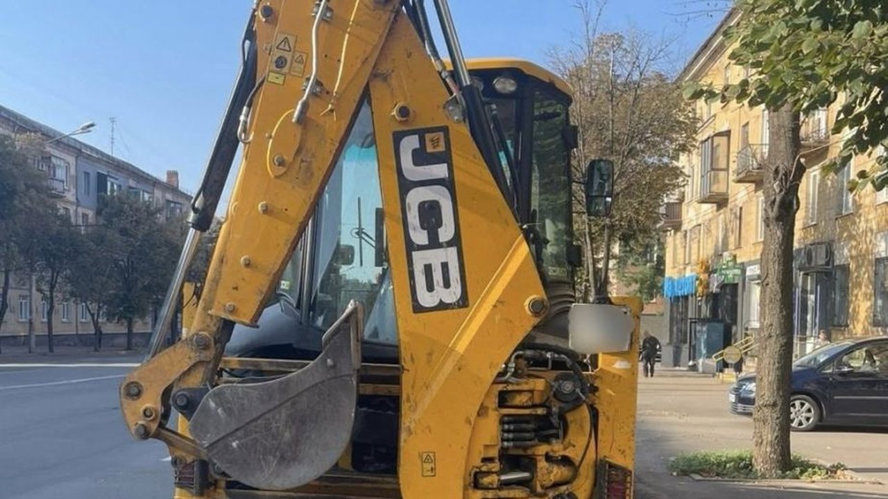 544984156_1114727964141908_1901080119351975711_n_923x519 Екскаватор, який зупинили патрульні в Кривому Розі