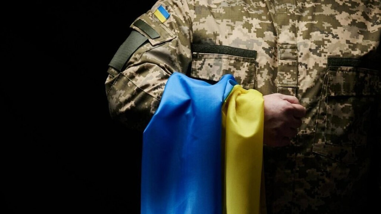 Военный с флагом