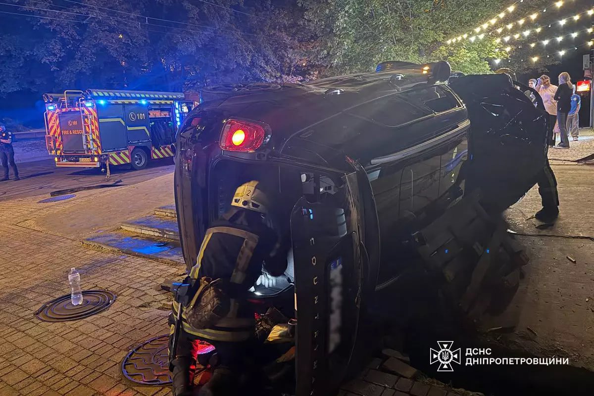 В Днепре на проспекте Поля авто после столкновения перевернулось на пешехода