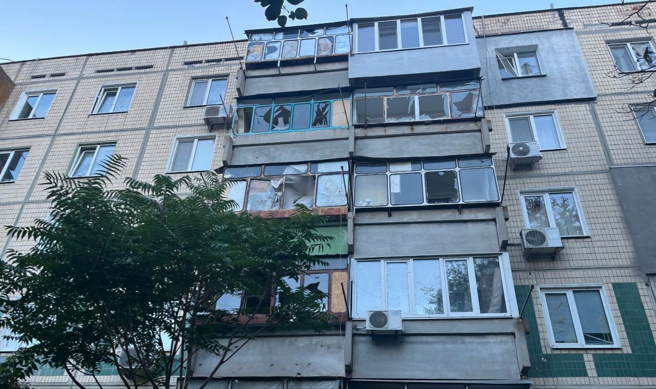 Будинок пошкоджений через обстріл 
